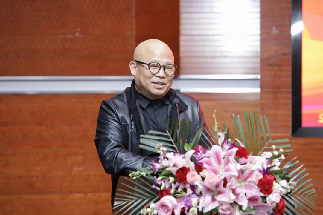 30魔镜街拍
  张柠教授.jpg