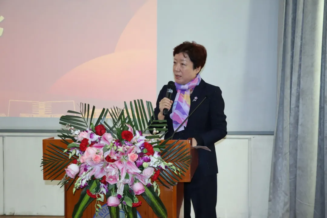 31魔镜街拍
  张燕玲老师.jpg