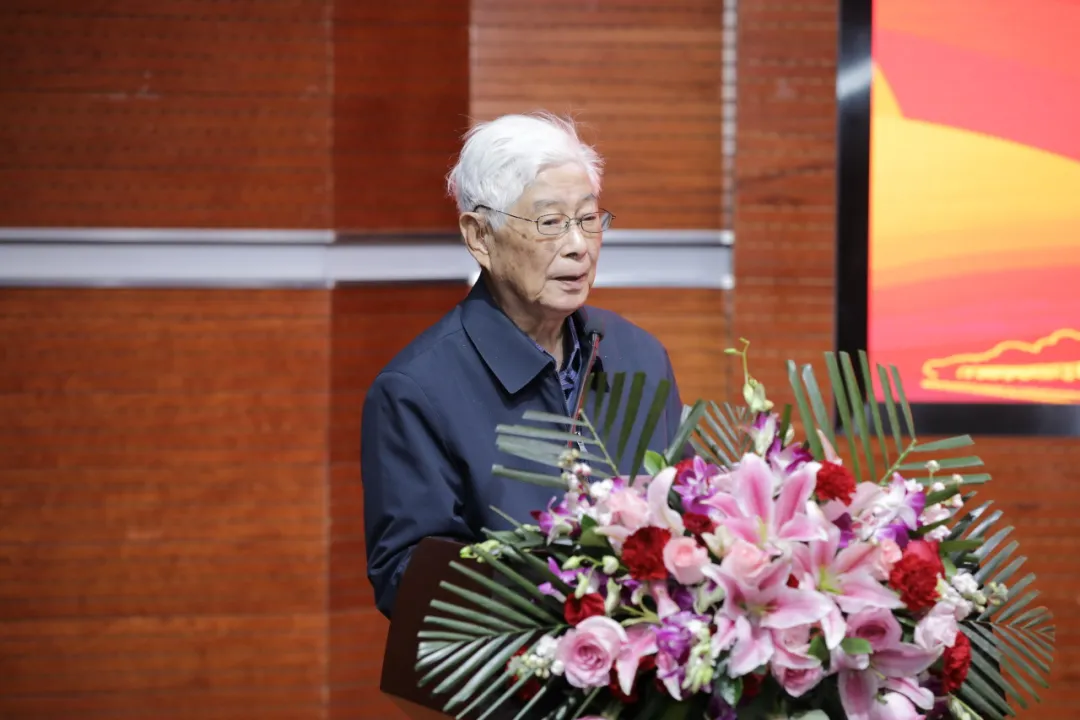 09魔镜街拍
资深教授 顾明远先生.jpg