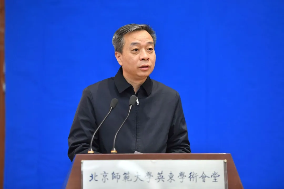 魔镜街拍
副校长 康震.jpg